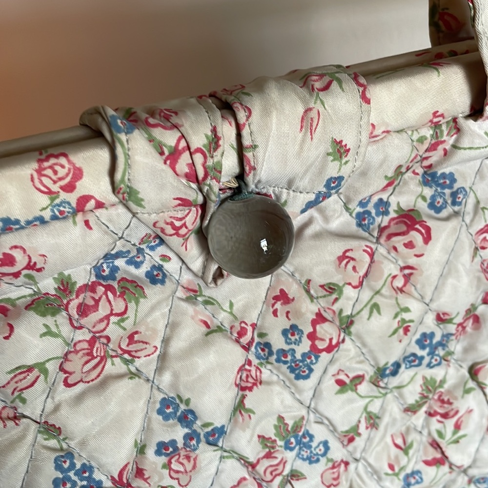 🎉 Host pick! Vintage Floral Quilted Shoulder Bag - Picture 3 of 5